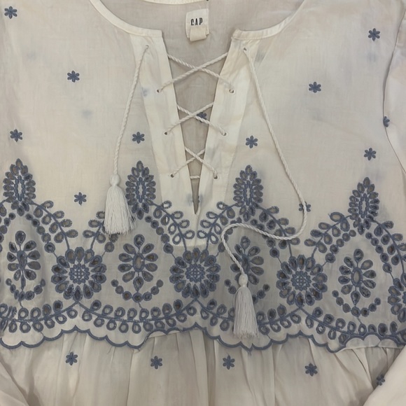 Gap Eyelet Top - Picture 2 of 3